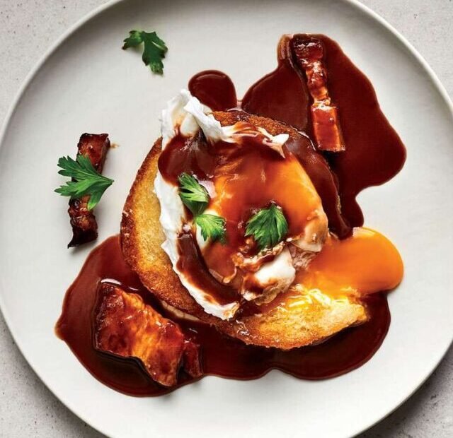 poached-eggs-with-red-wine-sauce-XL-RECIPE0918-6f8403636d1d4392813e013cf3be0571